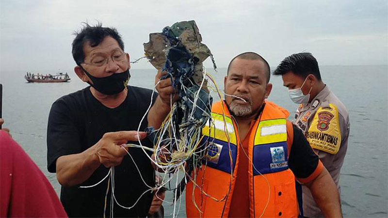 Anggota SAR memperlihatkan potongan peralatan yang diduga pecahan dari pesawat Sriwijaya Air yang jatuh di perairan Kepulauan Seribu. (ANTARA)